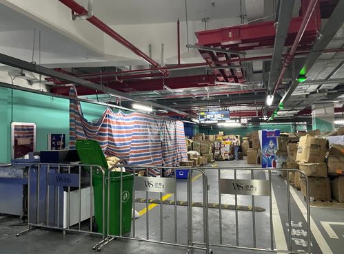 南昌武商mall消防不到位 大量易燃货物堆在人防工程区域凤凰网江西 凤凰网