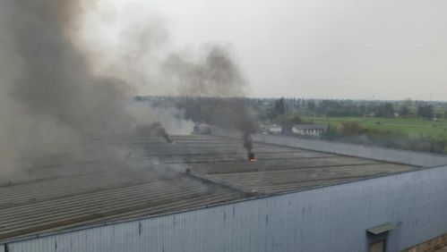 四川广汉一食品厂仓库火灾无人员伤亡 相关负责人正配合消防调查